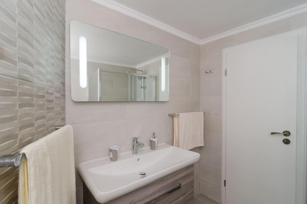 Sea View Apartment 10 Minutes Walk From Old City Dubrovnik Eksteriør billede